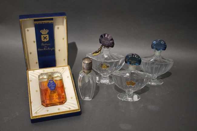 Null 一套各种香水瓶，包括GUERLAIN的Shalimar（巴卡拉瓶）和巴黎HENRI DE BROGLIE的Cour de France（在其箱子里）。