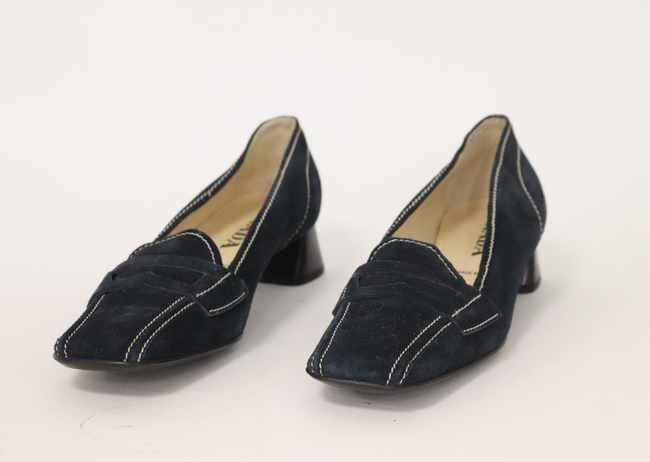 Null PRADA

Pair of navy blue suede heeled loafers.

Size 39 1/2

New condition