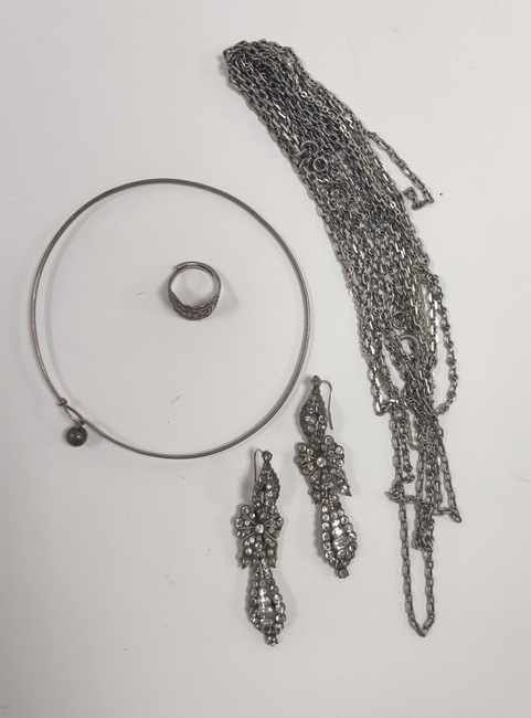 Null 银质（925）拍品包括：一对带可拆卸蝴蝶结和水钻的耳环，一个硬质吊坠，一个戒指，两条项链和两条链子。

总毛重：113克