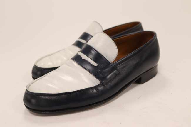 Null J.M. WESTON

一双白色和深蓝色的双色皮休闲鞋。皮革鞋底。

尺寸8 1/2 E（约43） - 二手状态
