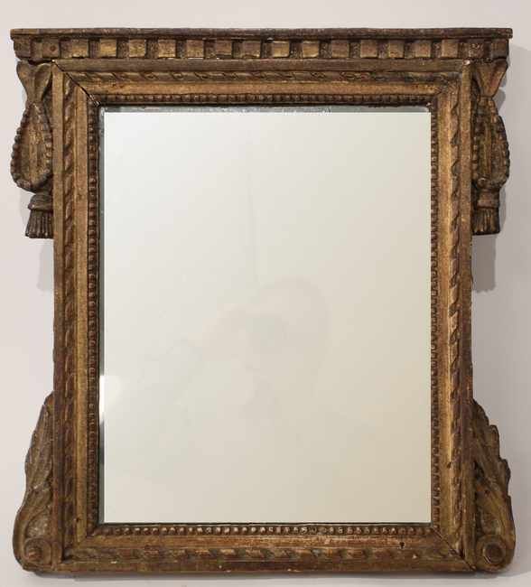 Null 长方形的镜子装在雕刻和镀金的木框中，底部有珍珠、丝带、饰物和叶子。
路易十六时期
整体：52 x 47厘米
(不含门楣)
