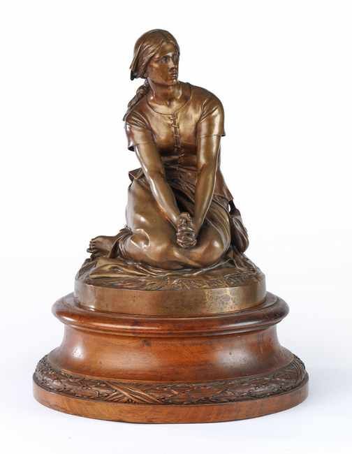 Null 在亨利-夏普（1833-1891）之后
圣女贞德坐着
青铜证明，底座上签署有奖赏性的斑纹。
创始人的印章 "F.背面有 "BARBEDIENNE, F&hellip;