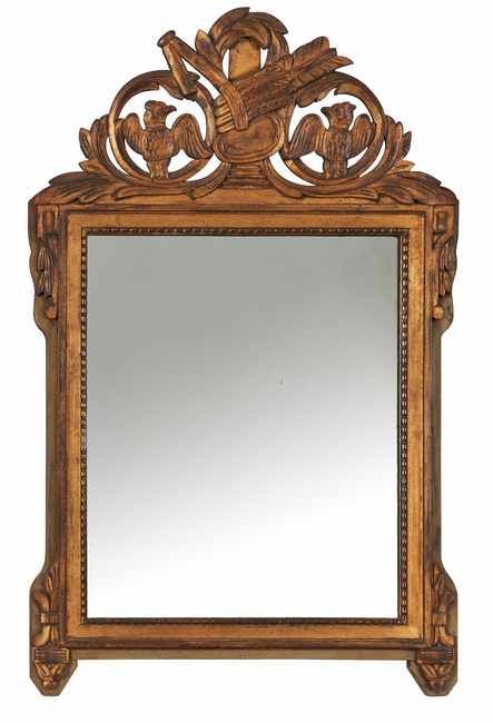 Null 长方形的镜子在一个雕刻和镀金的木框中，有一个装饰着卷轴上的鸟的门廊，下面有叶子的衬托。
路易十六风格