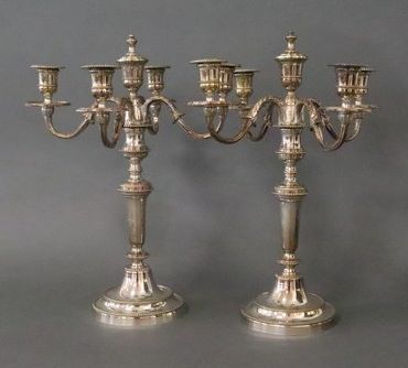 Null 一对银制铜制烛台，有四个光臂，装饰有刺桐叶和一个中央有盖的插座，柱状轴靠在一个圆形的底座上，有珍珠圆点。
路易十六风格。
高37厘米