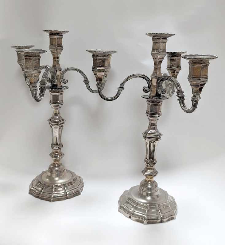 Null Pair of silver-plated bronze candlesticks with four lights resting on a ste&hellip;
