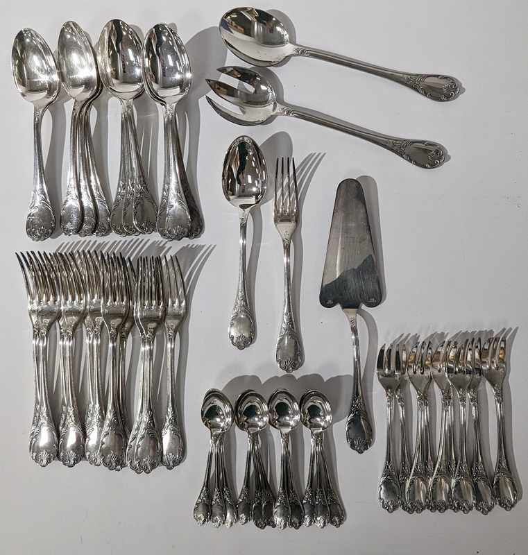 Null CHRISTOFLE
A silver-plated cutlery set, model "Marly", including 50 pieces,&hellip;