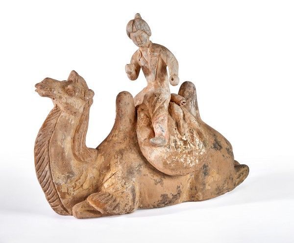 Null 中国，六朝时期(420-589)
夏米尔从骆驼上下来，抬头挺胸地躺着。
两件灰色的陶器，有雕刻和多色的痕迹。
高34厘米；长41厘米
(三处有被移除的&hellip;
