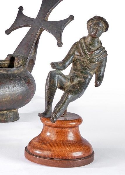 Null 可能代表赫尔墨斯的雕像，青铜材质，有棕色的铜锈，描绘了赤身裸体，穿着凉鞋，躯干上有长袍和帽子（缺少翅膀）的简单打扮。
罗马时期。
高13厘米
(小姐)&hellip;