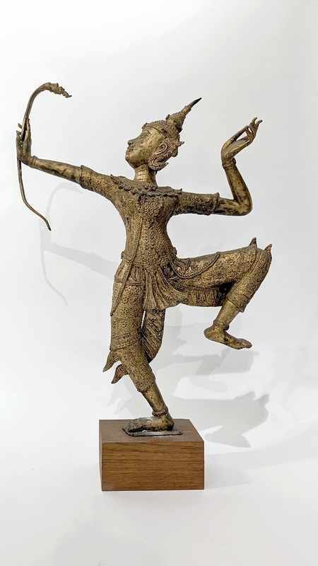 Null STATUETTE de danseur avec arc en bronze doré sur socle en bois.
Thaïlande, &hellip;