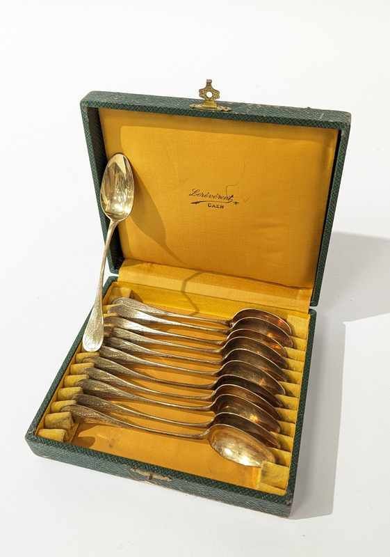 Null SET OF TWELVE COFFEE SPOONERS in silver vermeil (800) with engraved decorat&hellip;