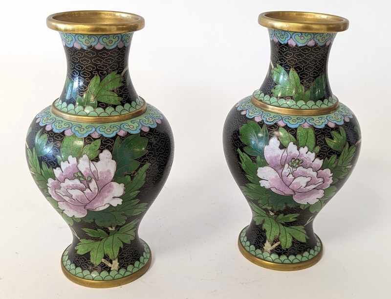 Null CHINA, 20th century
Pair of cloisonné enamel baluster vases with peonies on&hellip;
