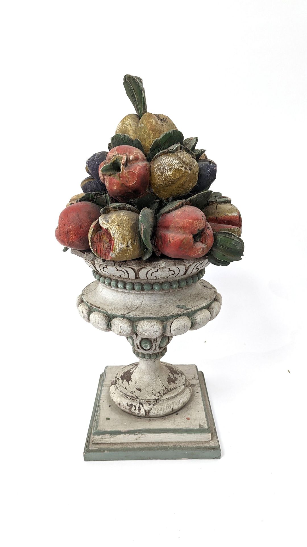 Null SCULPTURE en bois peint polychrome représentant un vase de fruits sur piédo&hellip;