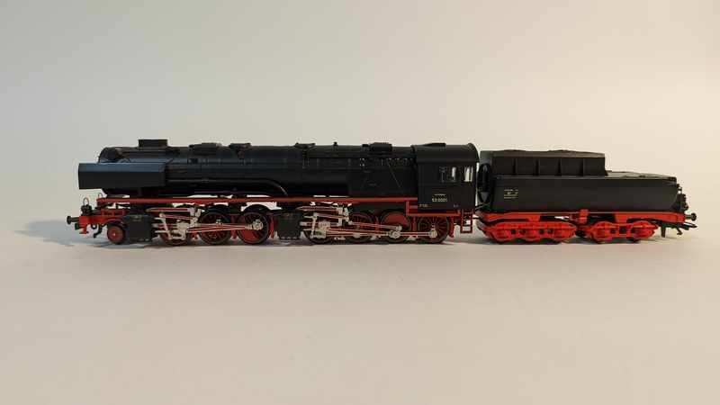 Null MARKLIN - ecart. HO
Locomotive type 134 et son tender, rouges et noirs, éle&hellip;