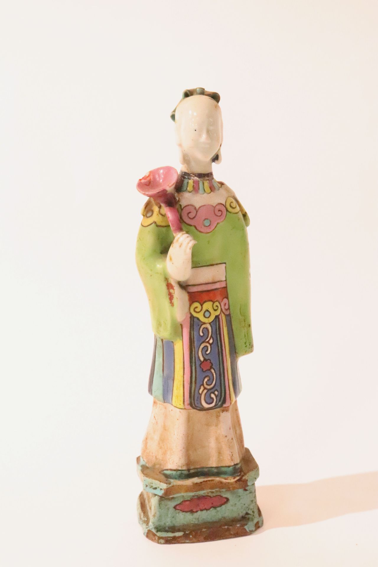 Null STATUETTE de geisha tenant un sceptre en porcelaine émaillée polychrome.
Ch&hellip;