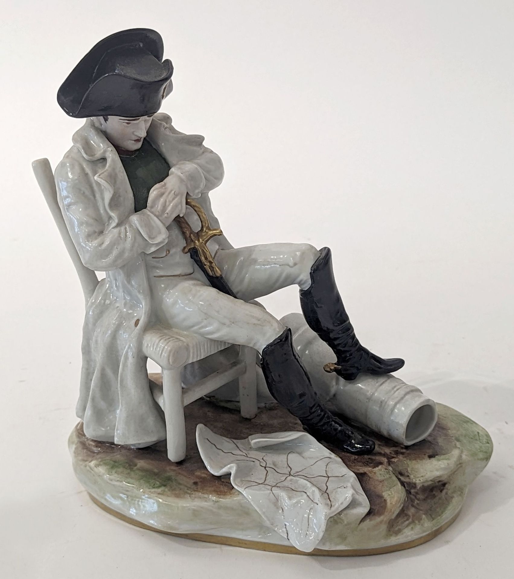 Null STATUETTE en porcelaine polychrome représentant Napoléon assis sur une chai&hellip;