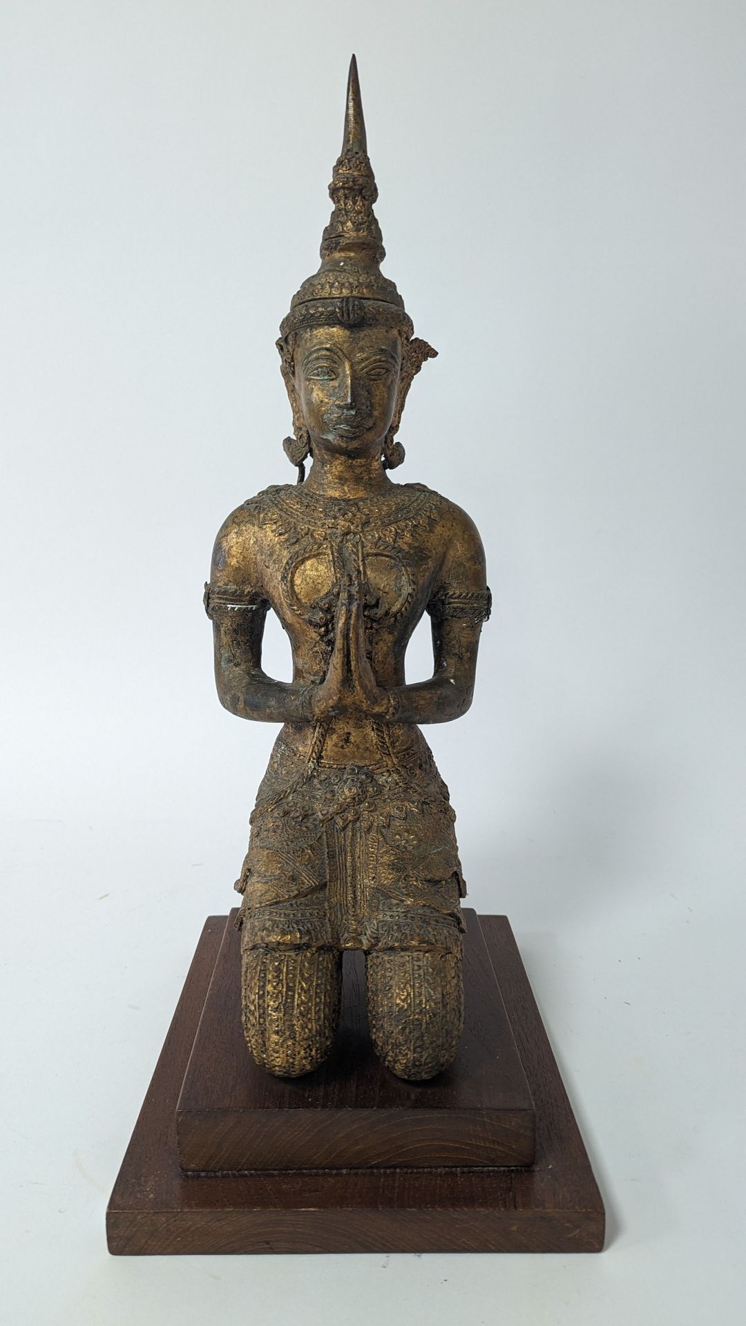 Null DANSEUSE THAILANDAISE agenouillée en prière en bronze doré.
Thaïlande, XXe &hellip;