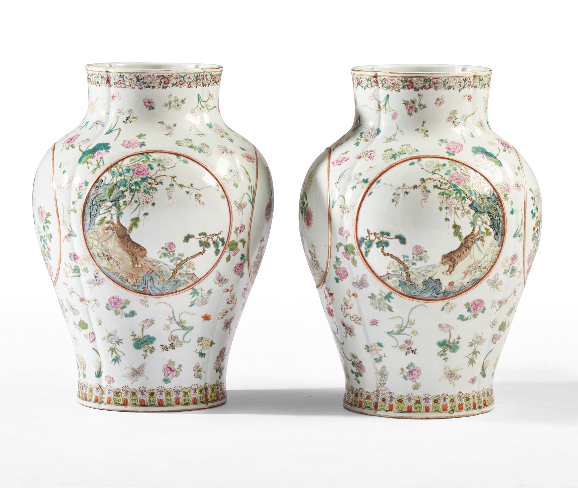 Null CHINA, late 19th century
PAIR OF LARGE Hu baluster-shaped vases in famille &hellip;