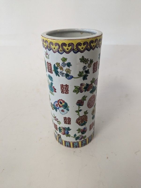 Null CHINE, XXe siècle
VASE rouleau en porcelaine émaillée polychrome à décor de&hellip;