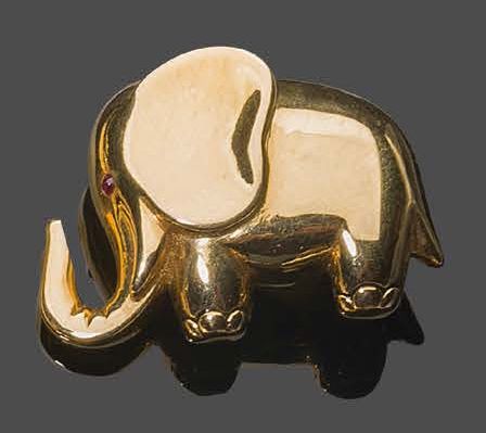 FRED Broche en or jaune en forme d'éléphant. L'oeil orné d'une pierre de couleur&hellip;