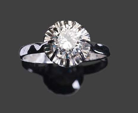 Null - White gold ring set with a round faceted diamond
Pb: 4,10 gr