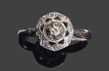 Null - Bague en or blanc sertie de petits diamants de taille rose dont un centra&hellip;