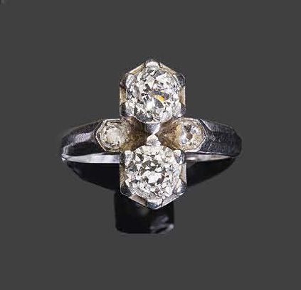 Null - Ring you & me in white gold, set with two old brilliant-cut diamonds and &hellip;