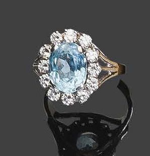 Null - 白金戒指上镶嵌着一圈圆形刻面钻石的海蓝宝石
Pb：4.83克。