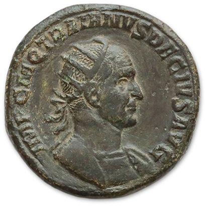 Null Double sesterce. Rome (250).
Son buste radié et cuirassé à droite.
R/ Victo&hellip;
