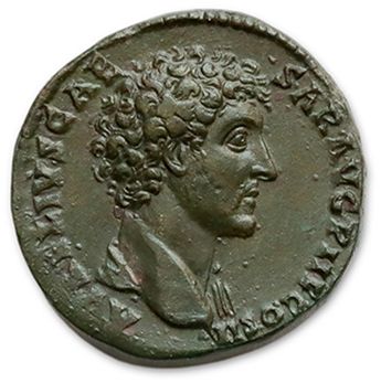 Null MARC AURELUS (161-180)
Sesterce.罗马（145）。
他的头裸露在右边。
R/ 阿莱格罗站在左边，手持长掌和玉米棒。
C.&hellip;