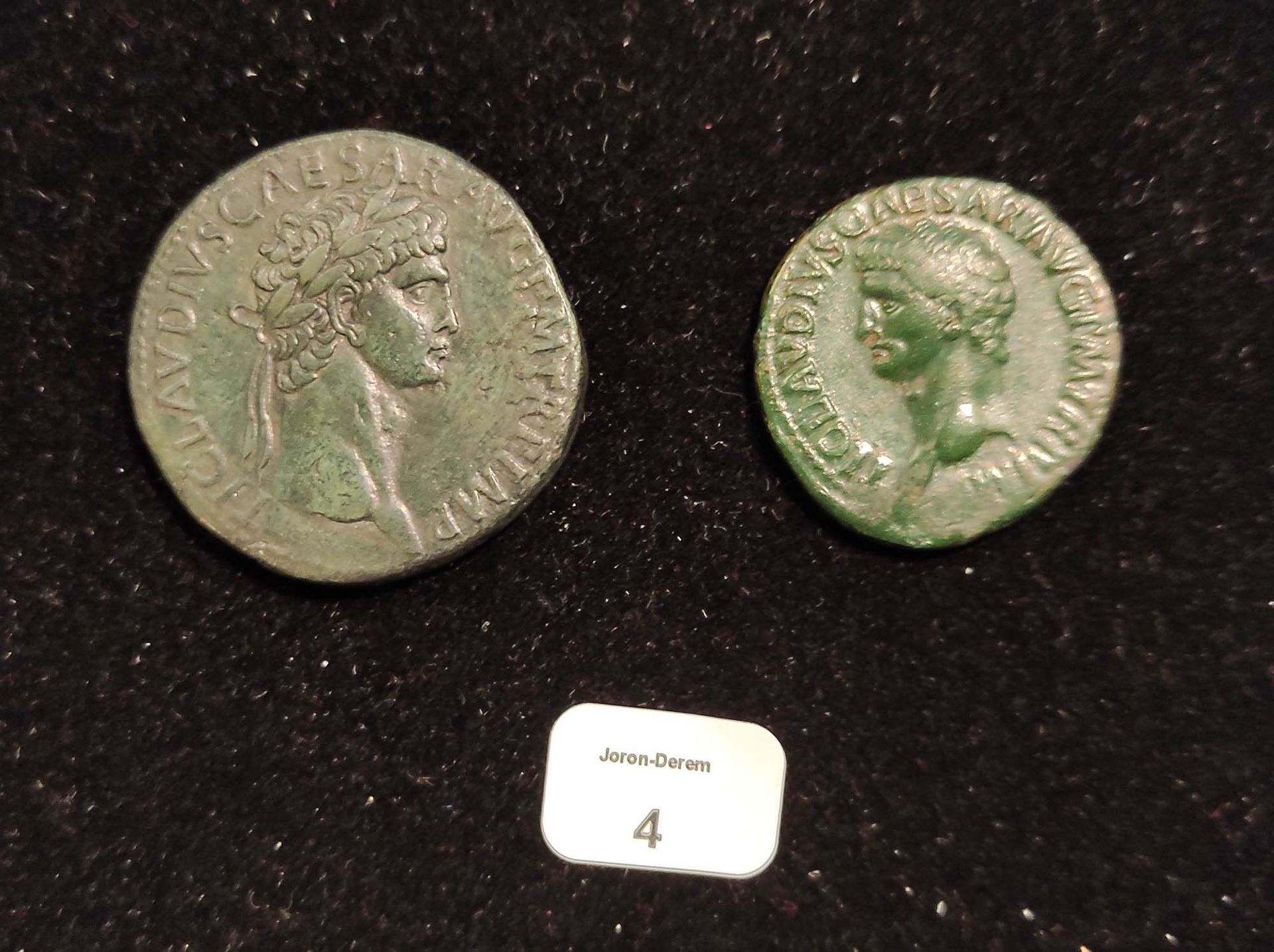 Null CLAUDE (41-54)
Sesterce.罗马（41-42）
，他的头顶上有月桂树，在右边。R/ 皇冠上的图例。
后面的青色。略经修饰。
罗马的&hellip;
