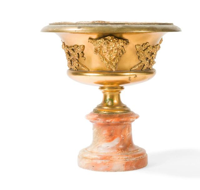 Null Jardinière représentant une coupe en bronze doré et mouluré à décors de mas&hellip;