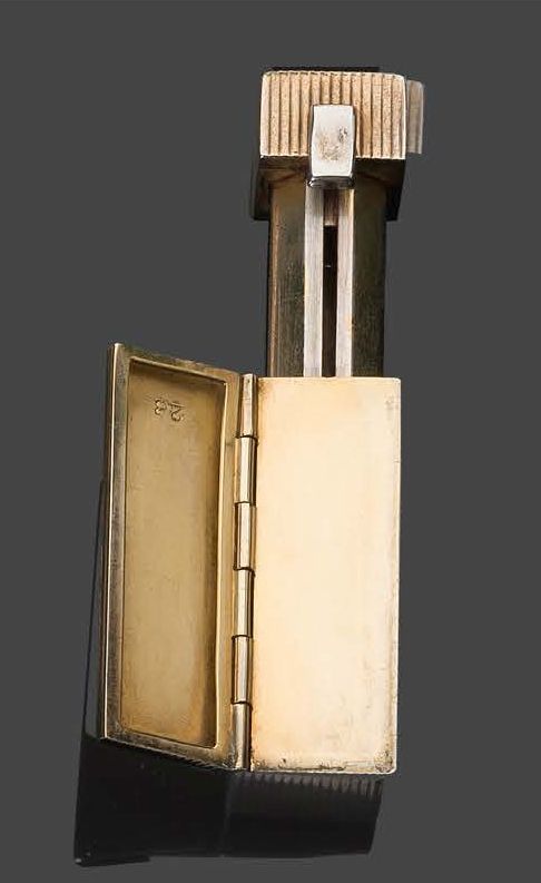 Null Porta rossetto in argento (925) filettato, che nasconde un rovescio.
(specc&hellip;