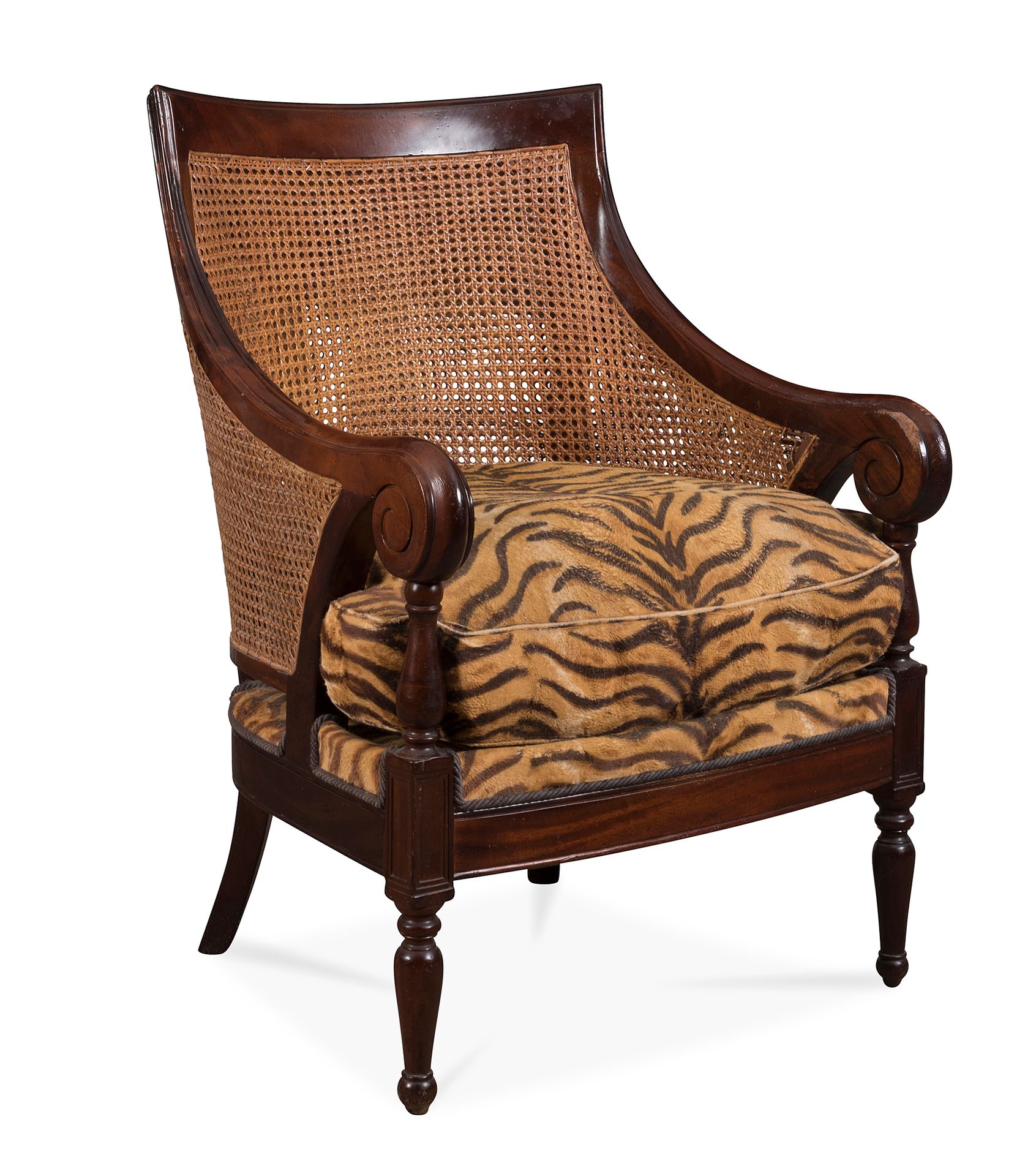 Null 模制的桃花心木扶手椅，有圆形和藤条的椅背。模制的前腿，马刀背。
 （一个扶手上有小事故）。
19世纪晚期。
H. 93 cm W. 68 cm D. &hellip;