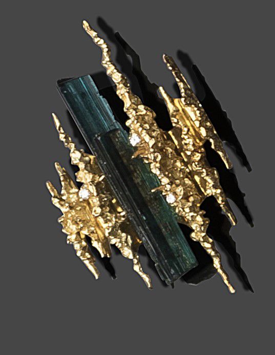 STERN 18K(750)黄金胸针，镶嵌小的圆形刻面钻石和一个粗糙的水晶
，总重44.83克