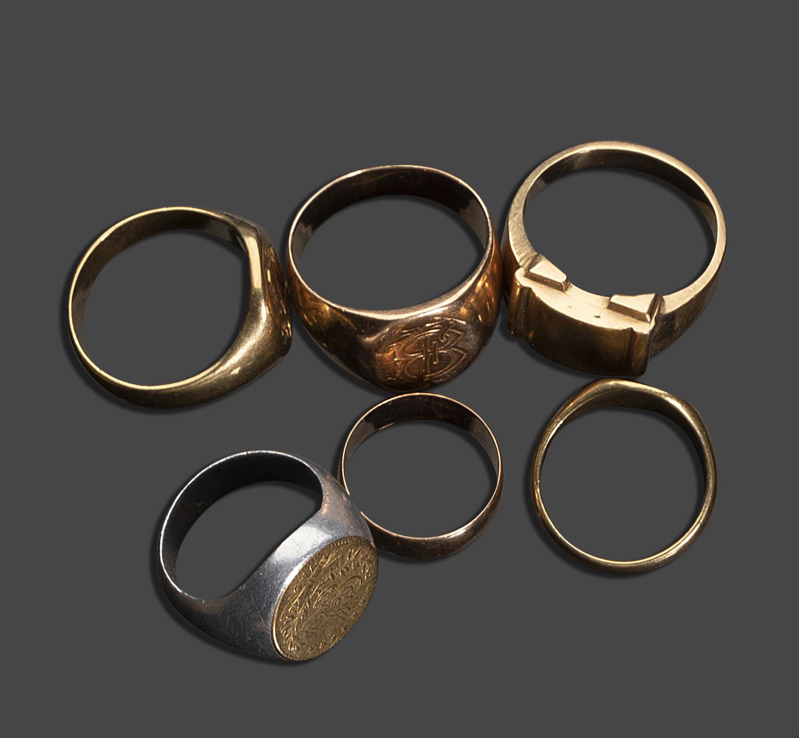 Null 五枚18K(750)黄金签章戒指，一枚银质签章戒指上镶嵌了一块黄金，还有一枚黄金结婚戒指。
黄金重量：47.68克