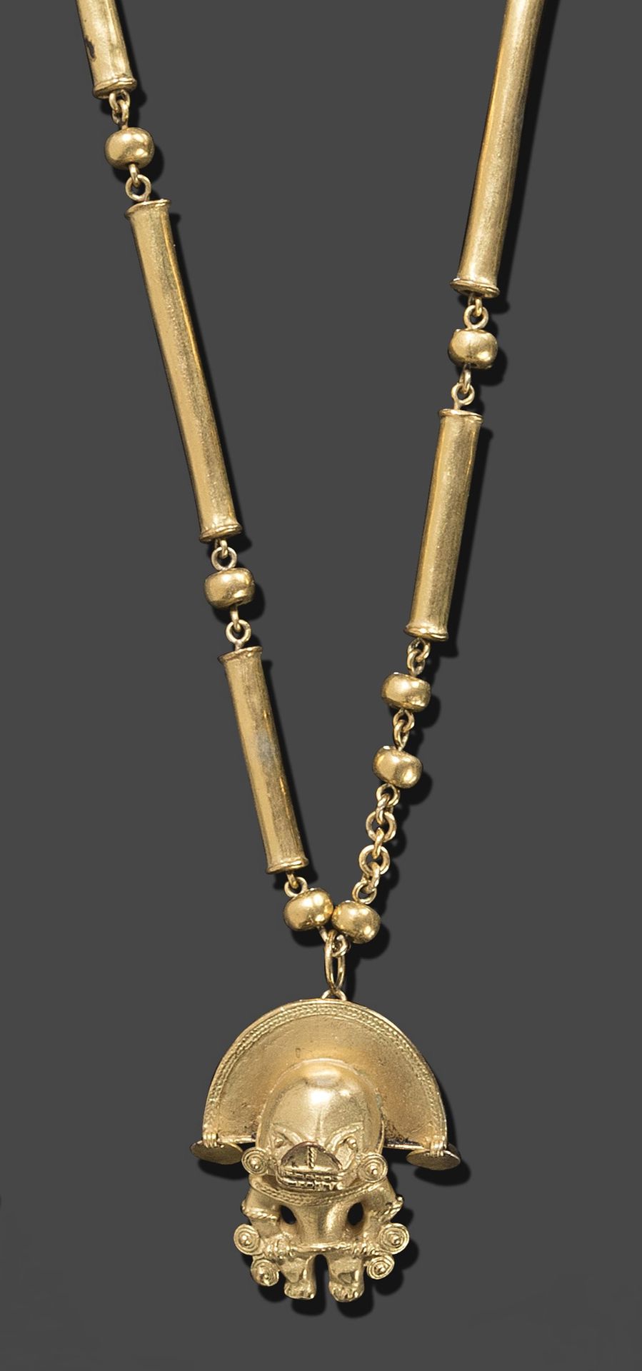 Null 黄金项链，交替使用滚珠和金珠。它持有一个代表印加神像的吊坠。
现代南美的工作。
毛重约77.29g