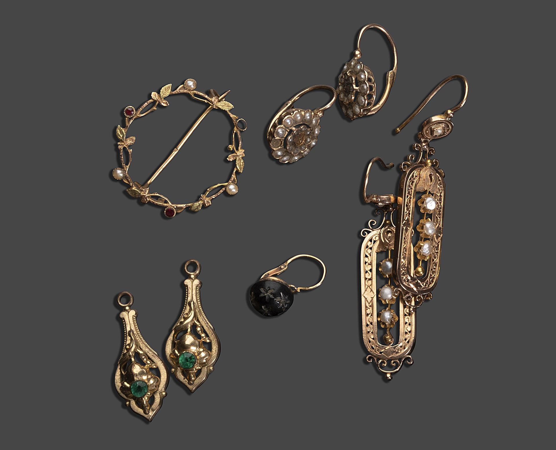 Null 18K(750)黄金拍品包括：
一枚半珍珠圆胸针，两对半珍珠多尔梅斯，两枚多尔梅斯元件，一对耳环
总重量：12.44克
