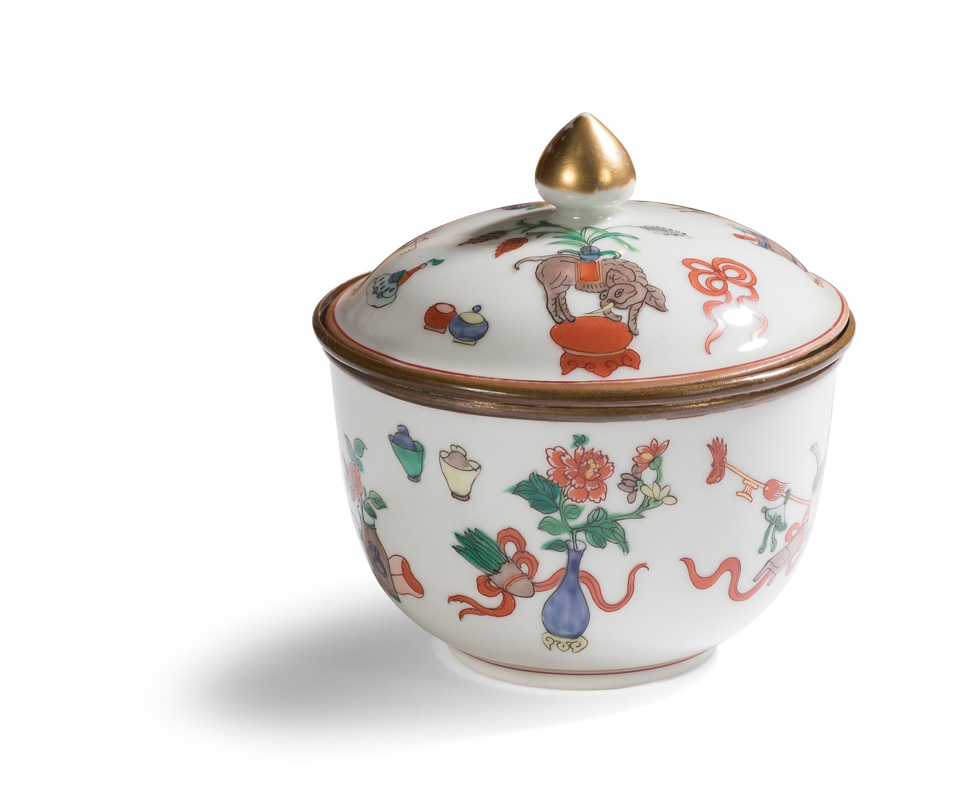 Null Petit pot couvert en porcelaine à décor Kakiemon
H. 12 cm - Diam. 12 cm