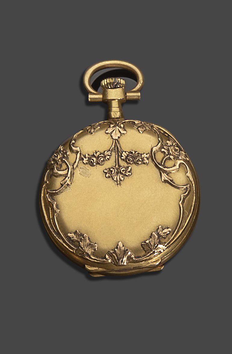 Null 小型18K(750)黄金衣领表，带有花卉和植物装饰，珐琅表盘。
19世纪
在罗宾特家族的盒子里。
毛重：约15.08克