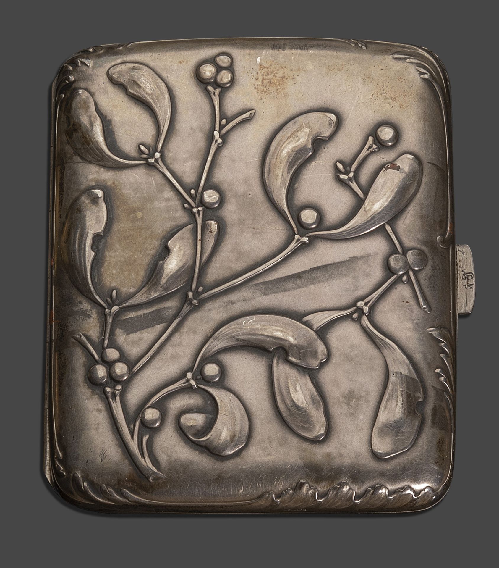 Null A silver cigarette case (925) with a mistletoe motif, circa 1900.
Two silve&hellip;