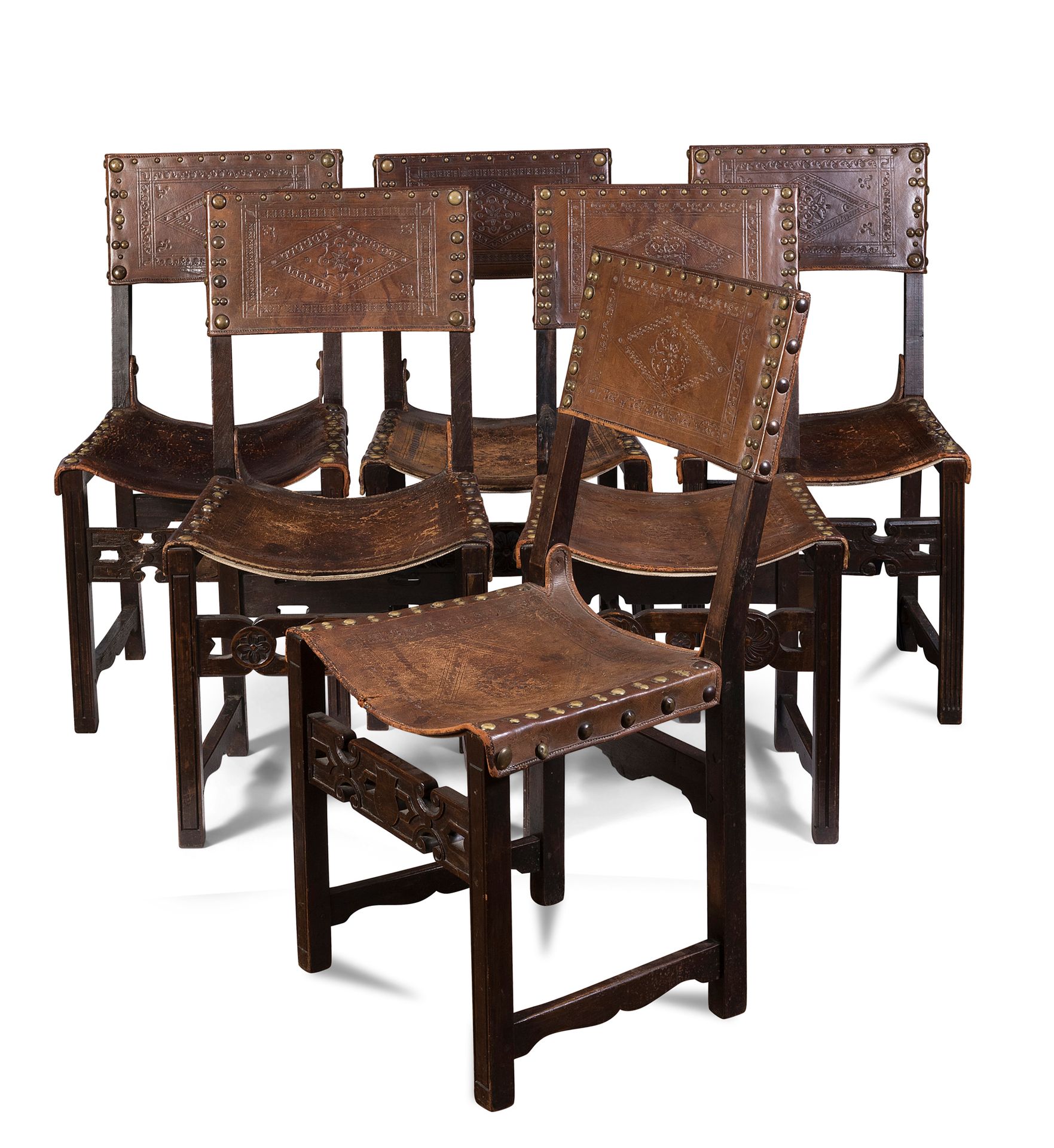 Null 一套六把带有植物装饰的模制和雕刻的木椅，椅腿由支架连接。压花和铆钉的皮革内饰，带有几何装饰。
由古老的元素和略有不同的模型组成
17世纪的西班牙风格。&hellip;