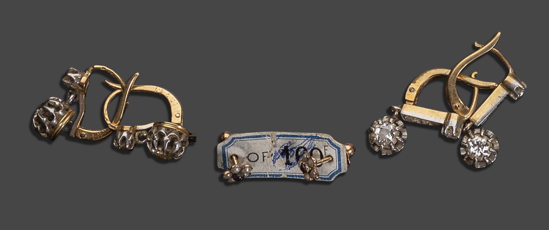 Null 两对18K(750)黄金耳环，镶有小圆琢面钻石。
附有一对小的18K(750)黄金耳钉，镶嵌着珍珠种子。
毛重：约9.01克