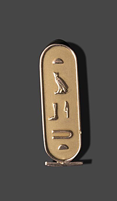 Null 14K (585)黄金发夹胸针，刻有埃及象形文字。
高度 : 5 cm
毛重 : 6,62 g