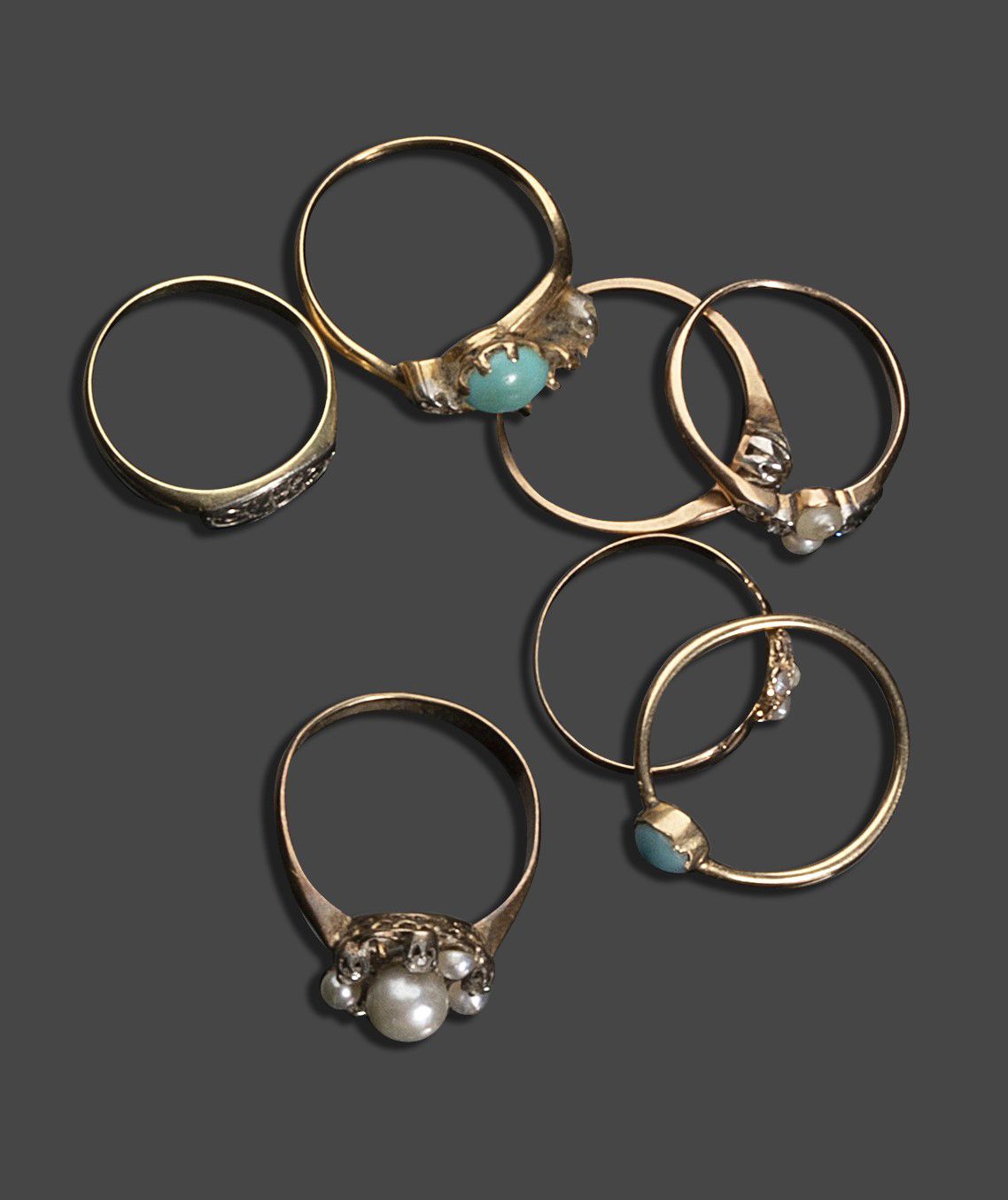 Null 18K(750)黄金拍品，由7个带绿松石、半颗珍珠或钻石的戒指组成。毛重：14.95克