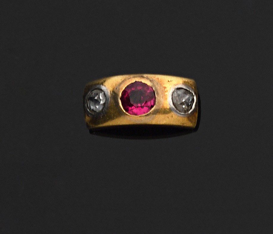 Null 一枚18K（750）黄金戒指，镶嵌着一颗合成红宝石和两颗老式切割钻石。
毛重 : 3,19 g