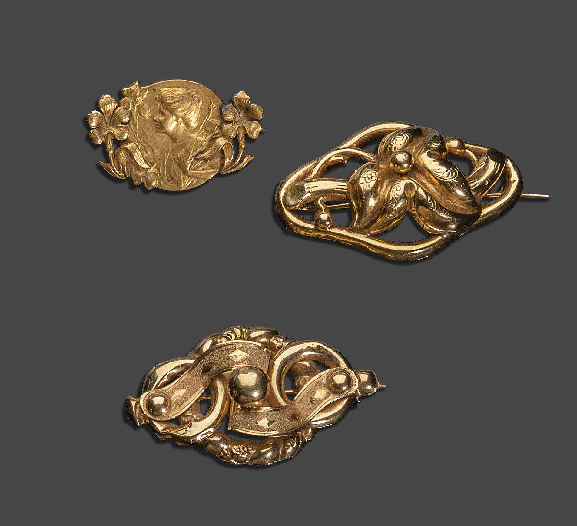 Null 
Set of two small brooches in 18K (750) yellow gold with floral and plant d&hellip;