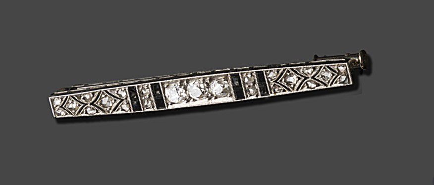 Null 铂金（950）胸针，用老式切割钻石和玛瑙切面进行精细装饰。
长度 : 5 cm
毛重 : 4,57 g