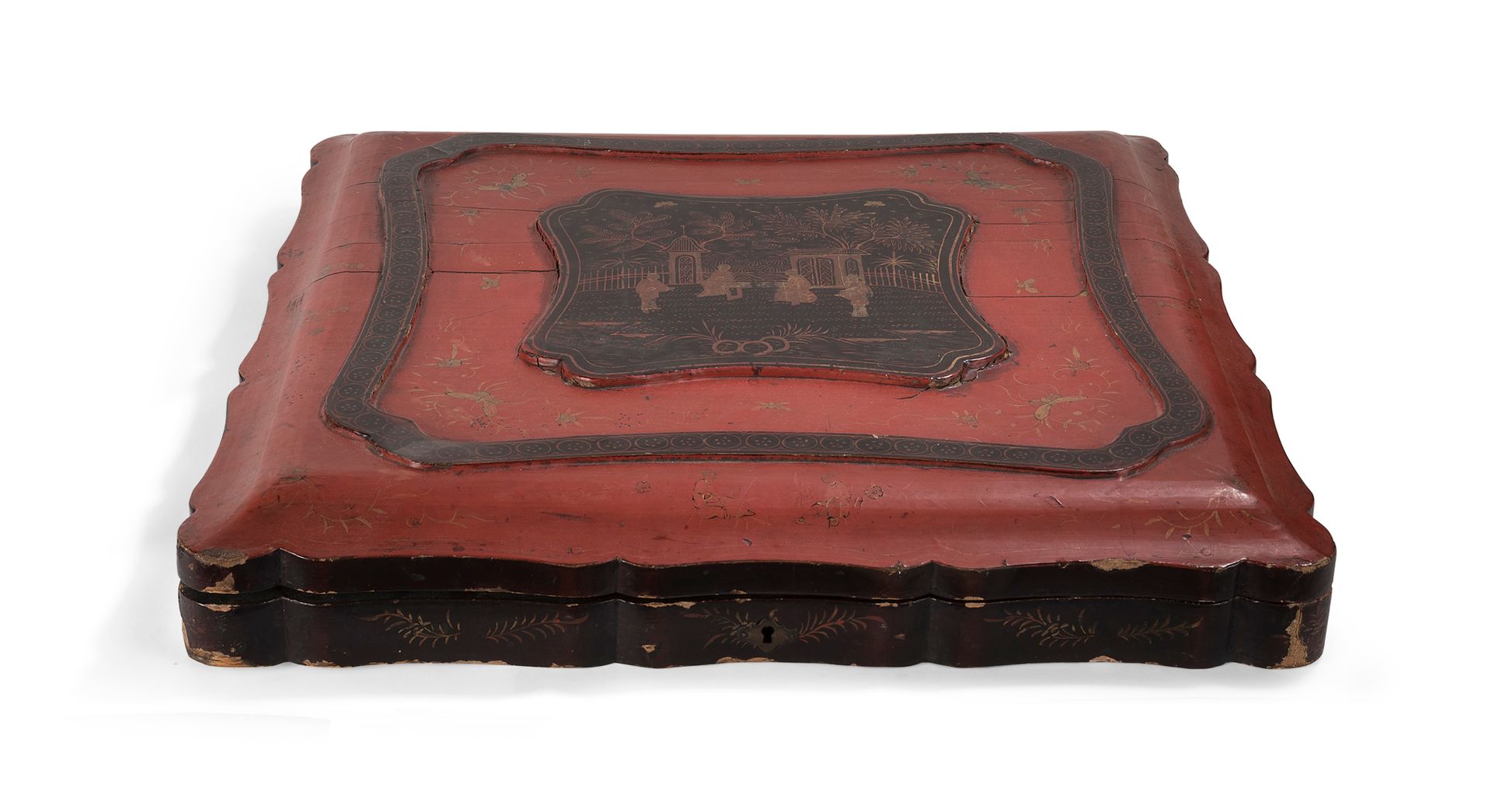 Null 红底多色和镀金漆木的茶盒。它用一个挡板打开。
 （事故）。
中国，19世纪。
高：8厘米 宽：50厘米 深：50厘米
附有两件木雕和漆器。