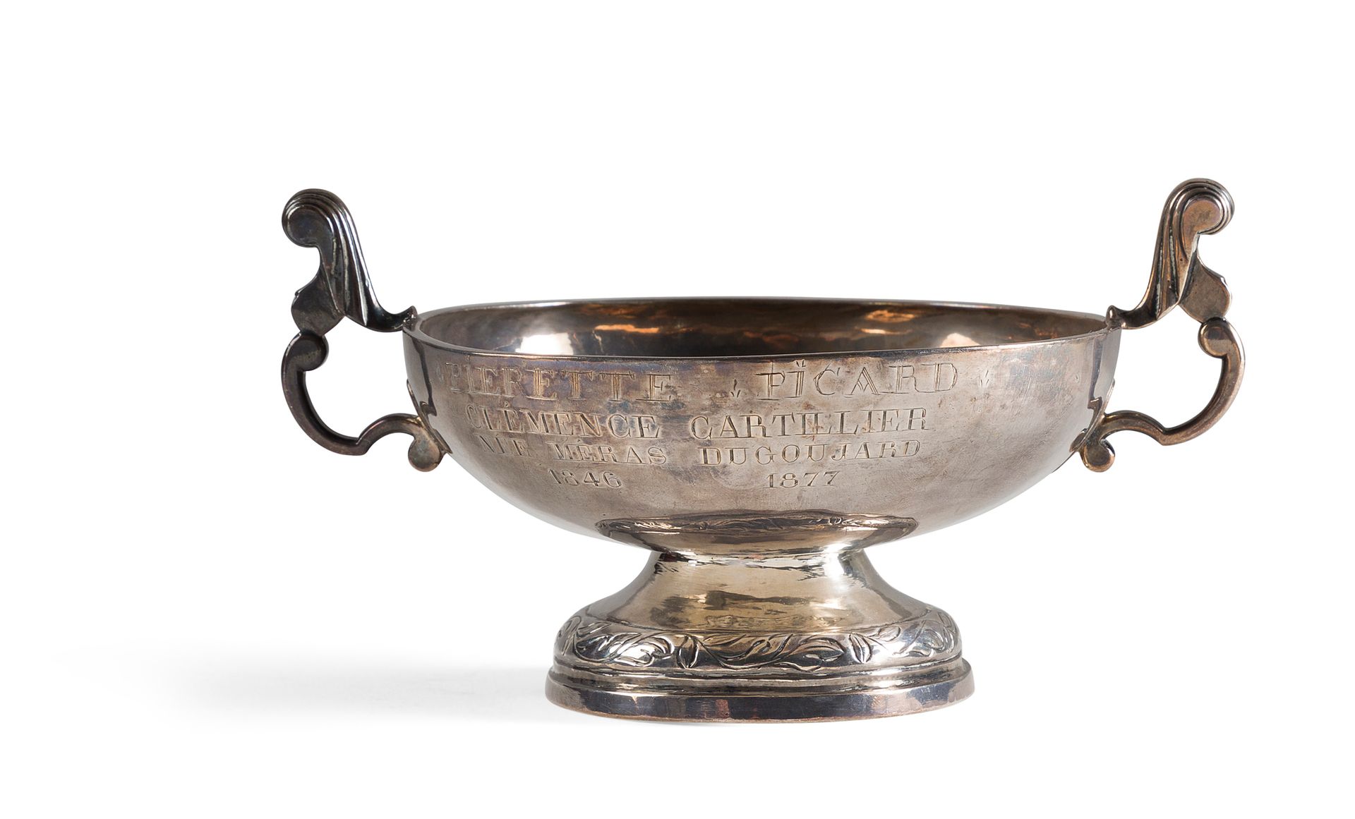 Null 一个普通的银质婚礼杯，在一个底座上凿有卷轴和花边，侧面有把手，边缘刻有19世纪的铭文（轻微凹陷）。

18世纪

直径11.5厘米。高6厘米

重量2&hellip;