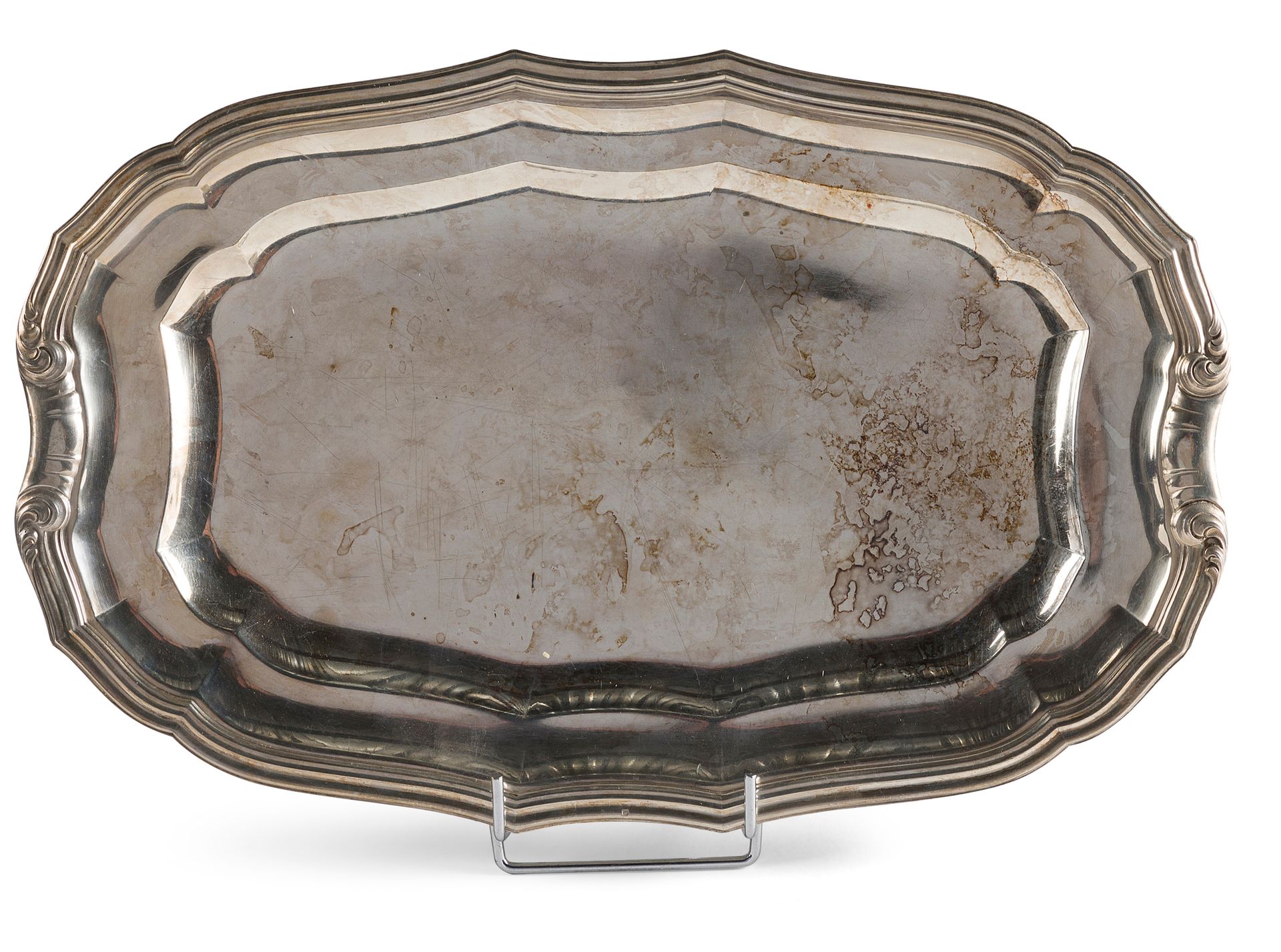 Null 一个银质烤盘（Minerve第一标题），边缘有鱼鳞和卷边。

MO ODIOT

长40厘米

重量 1 137 g